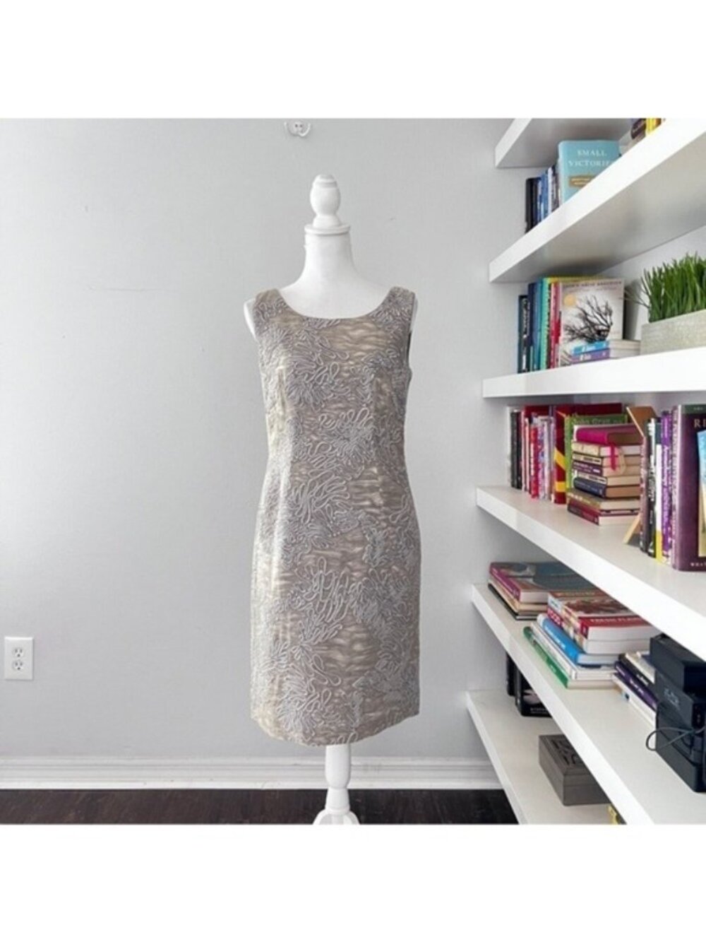 Lafayette 148 Shimmer Squiggle Pattern Sleeveless Gray Tan Sheath Dress Size 4